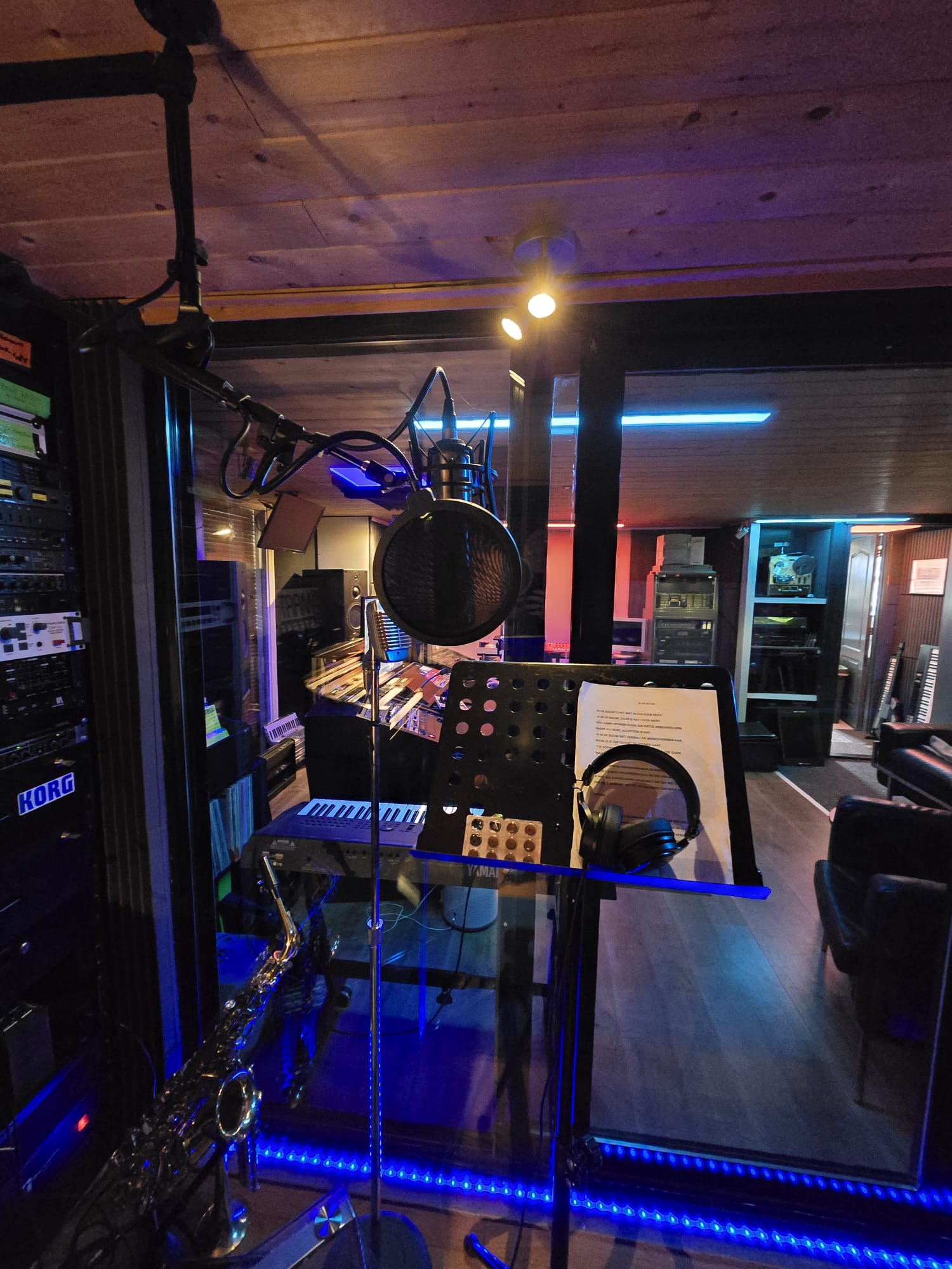 De zangmicrofoon en instrumenten in de opnamestudio