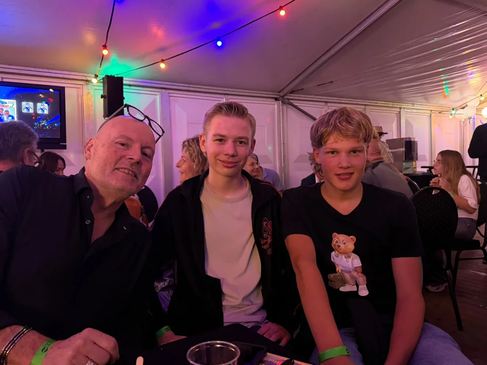 René met twee jonge fans aan tafel in de tent